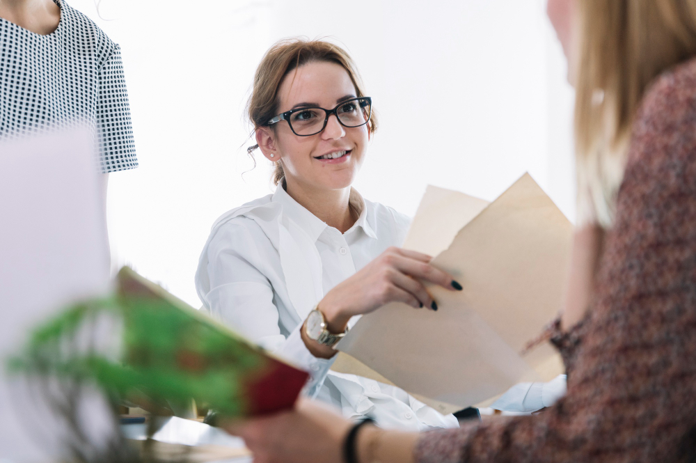 Un consultor ayuda con la contratación de talento