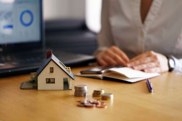 persona solicitando el subsidio para mayores de 52 años