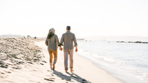 Autónomos en edad de jubilación paseando por la playa