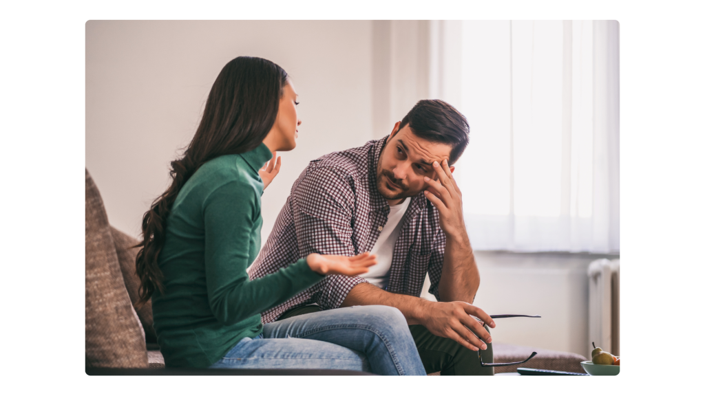 Pareja analizando cómo acogerse a Ley de Segunda Oportunidad