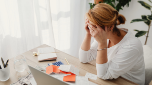 Mujer mirando quien puede acogerse a Ley de Segunda Oportunidad